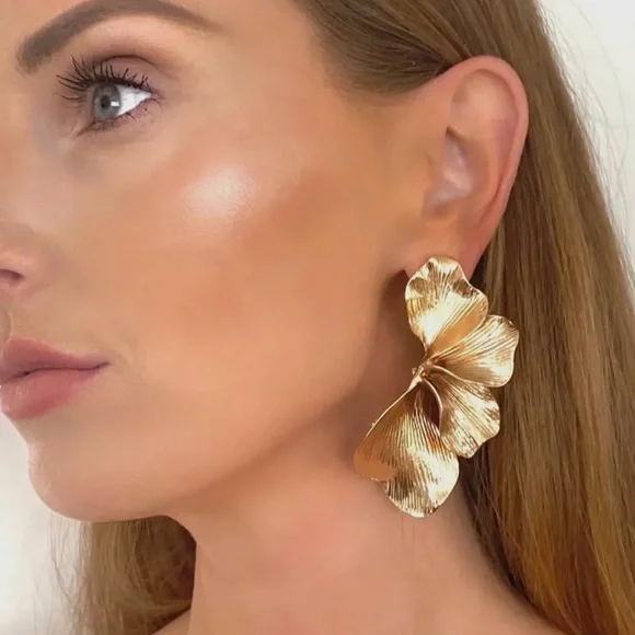 Designer Gold Statement Flower Earrings UK Designer Brand New/Never Worn or Used - Picture 2 of 7